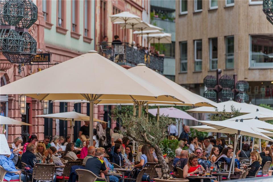 2025 gibt es wieder mehr Beschäftigte in der Gastro in Rheinland-Pfalz. Doch die Umsatzzahlen sinken. (Symbolbild)Andreas Arnold/dpa