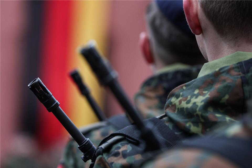 2025 nahmen deutlich mehr minderjährige Rekruten ihren Dienst bei der Bundeswehr auf als im Jahr zuvor. (Symbolbild)Hannes P. Albert/dpa