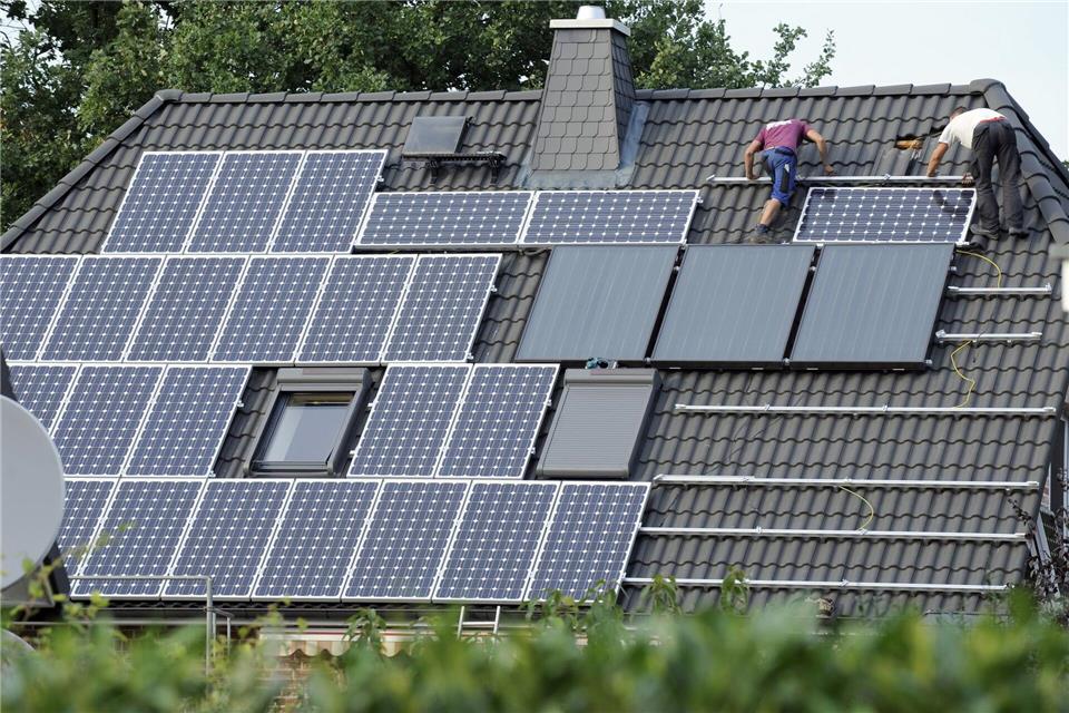 2025 sind nur noch etwas mehr als halb so viele neue Photovoltaikanlagen auf Dächern installiert worden, wie 2023. (Symbolbild)Rainer Jensen/dpa