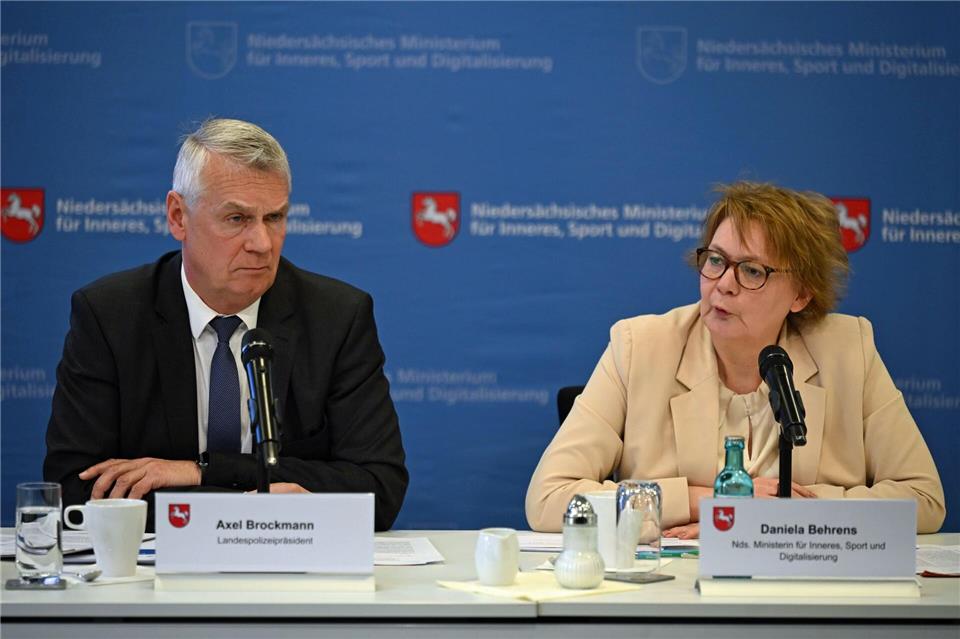 2025 sinkt die Zahl der Straftaten laut Landespolizeipräsident Axel Brockmann von 529.264 Fällen im Vorjahr auf 506.634 Fälle.Shireen Broszies/dpa