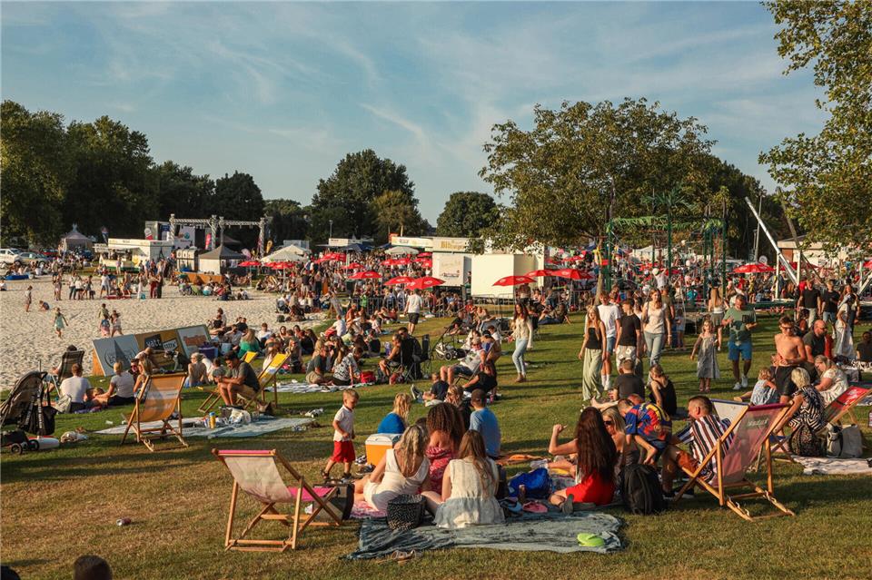2025 strömten zahlreiche Besucher zum Aasee-Festival an der Bocholter Badebucht.