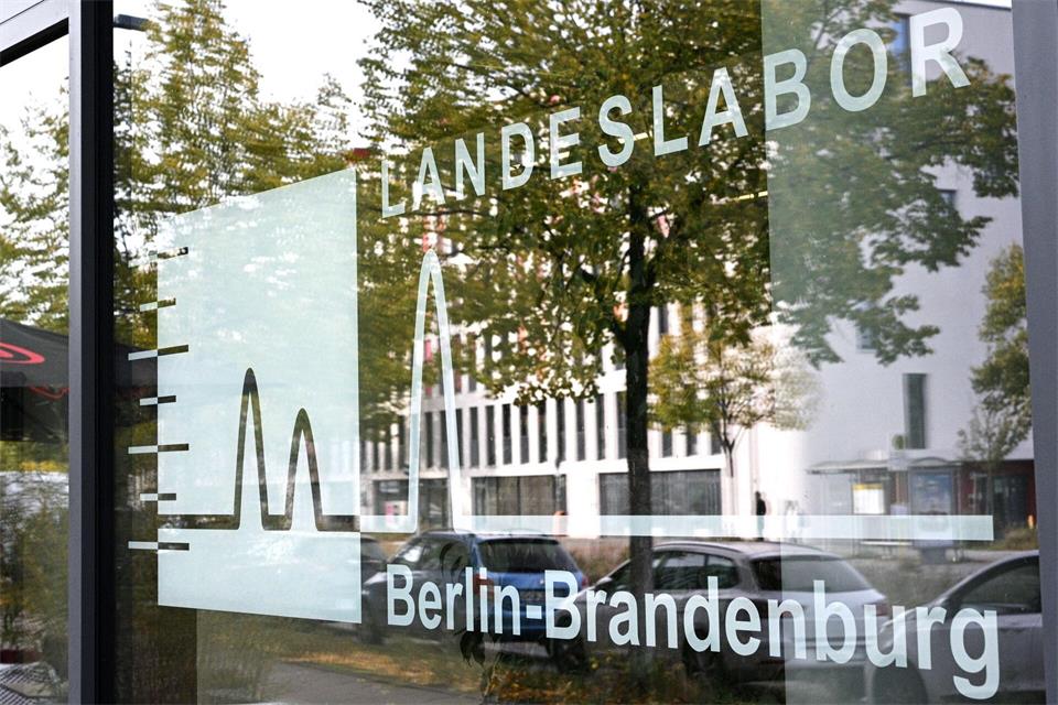2025 untersuchte das Landeslabor Berlin-Brandenburg insgesamt mehr als 580.000 Proben.Jens Kalaene/dpa