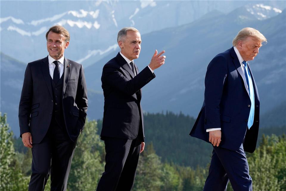 2025 war Kanadas Premierminister Mark Carney (Mitte) Gastgeber des G7-Gipfels, in diesem Jahr wird Frankreichs Präsident Emmanuel Macron (l) US-Präsident Donald Trump (r) und die anderen G7-Chefs empfangen. (Archivbild)Darryl Dyck/The Canadian Press/AP/dpa