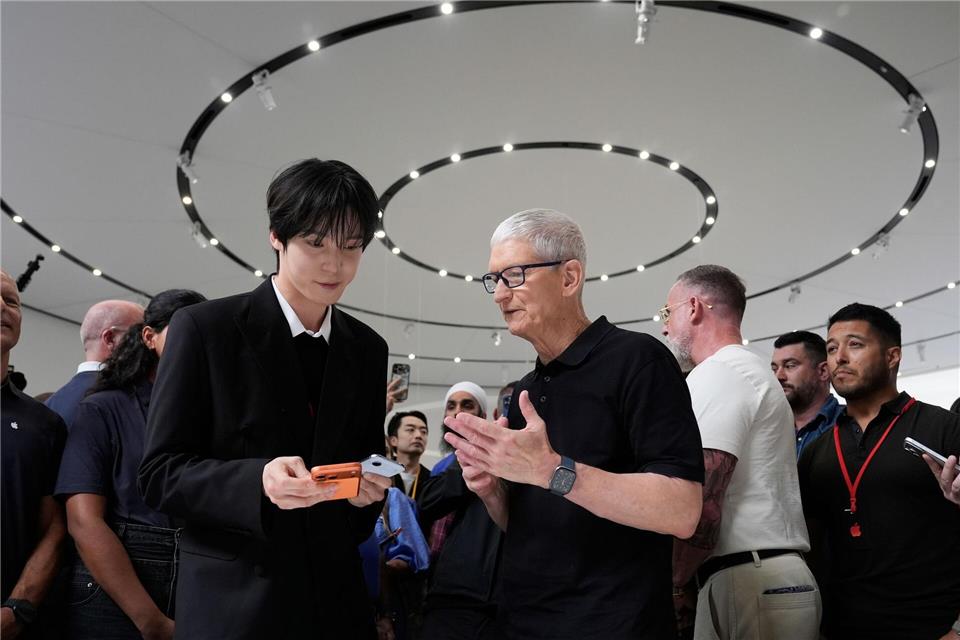 2026: Apple Chef Tim Cook (M) steht unter Druck, ein neues großes Ding - „One More Thing“ abzuliefern. Godofredo A. Vásquez/AP/dpa