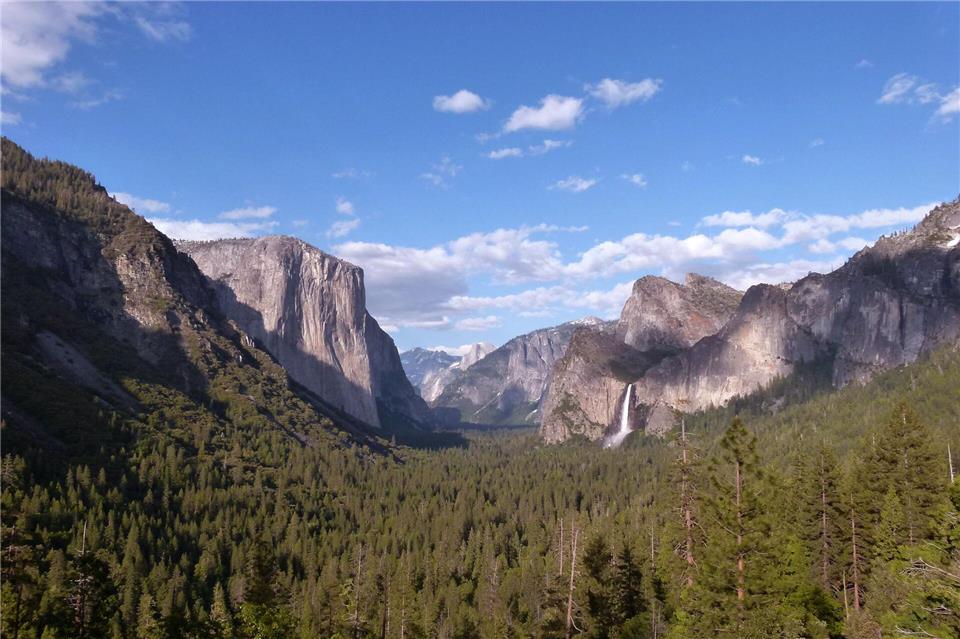 2026 entfällt die Reservierungspflicht für den Yosemite-Nationalpark. Dennoch wird Urlaubern empfohlen, Besuche an Wochentagen in Betracht zu ziehen, da dann weniger Andrang herrscht und mehr Parkplätze verfügbar sind.Florian Sanktjohanser/dpa-tmn