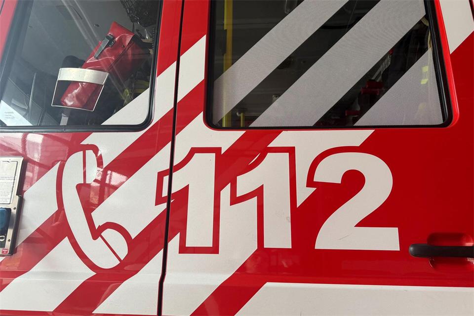 21 Fahrzeuge der Feuerwehr waren am frühen Morgen im Einsatz, um den Brand zu löschen. (Symbolbild)Sabina Crisan/dpa