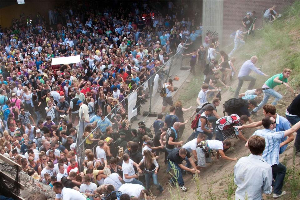 Stiftung zu Loveparade-Unglück mit 21 Toten löst sich auf 21 Menschen starben in dem Gedränge am einzigen Ein- und Ausgang zur Loveparade, mehr als 500 wurden verletzt. (Archivbild)Erik Wiffers/dpa