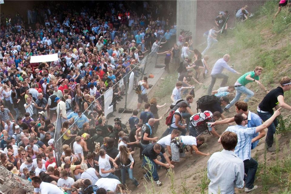 21 Menschen starben in dem Gedränge am einzigen Ein- und Ausgang zur Loveparade, mehr als 500 wurden verletzt. (Archivbild)Erik Wiffers/dpa
