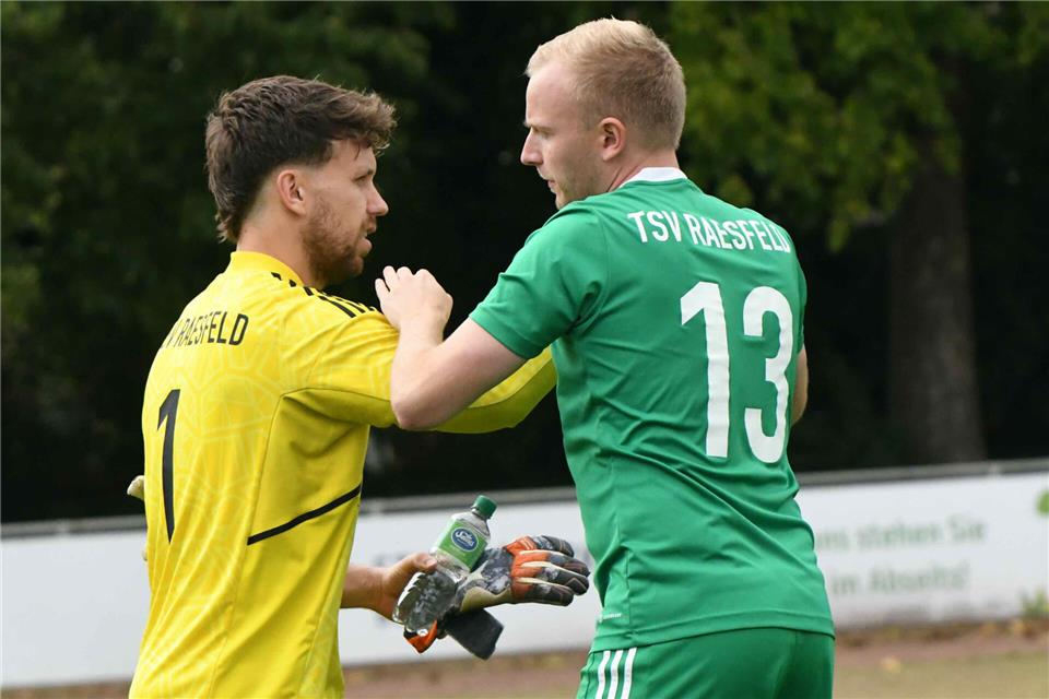 2:1-Sieg im Spitzenspiel bei der TSG Dülmen: Torwart Dennis Heyer und Simon Sondermann, zwei aus einem starken Raesfelder Team.