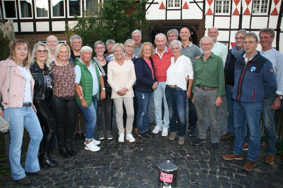 21 frühere Remigius-Schüler haben sich nach 50 Jahren wiedergetroffen.
