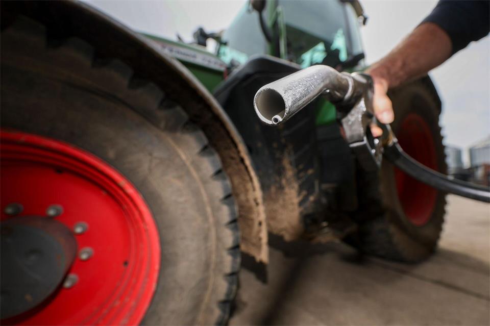 21,48 Cent beträgt die Entlastung je Liter Diesel jetzt wieder - in den vergangenen beiden Jahren war sie deutlich zurückgegangen. (Archivbild) Jan Woitas/dpa