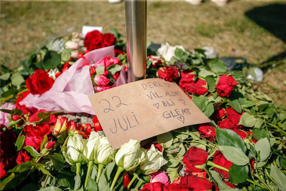 „22. Juli - ihr werdet nie vergessen“: Angehörige und Überlebende erinnern zum 10. Jahrestag an Breiviks Opfer. (Archivbild)Beate Oma Dahle/NTB scanpix/AP/dpa