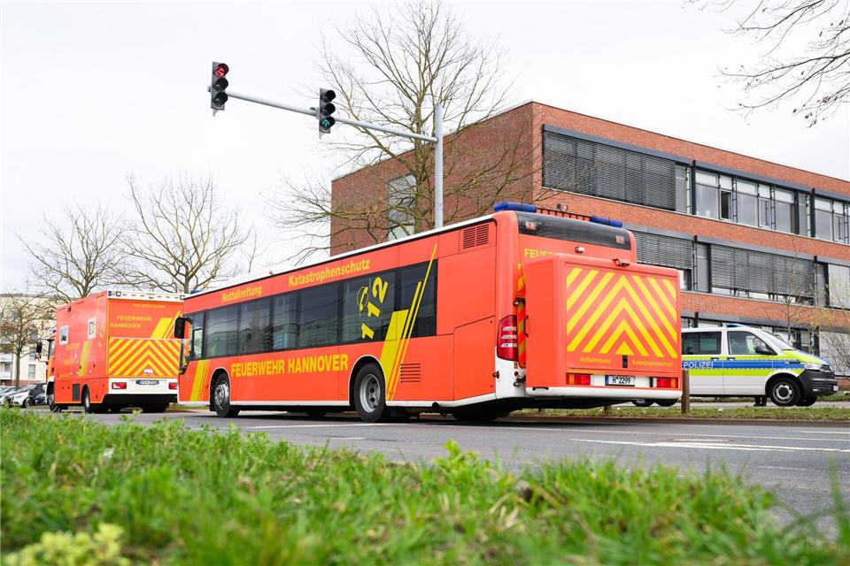 22 Schülerinnen und Schüler klagten danach über Atemwegsreizungen und tränende Augen.Julian Stratenschulte/dpa