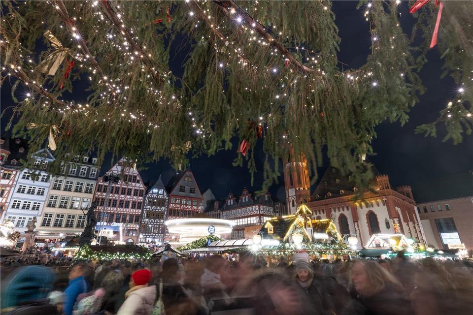 2,3 Millionen Besucher zählte der Frankfurter Weihnachtsmarkt im Jahr 2023. (Archivbild)Boris Roessler/dpa