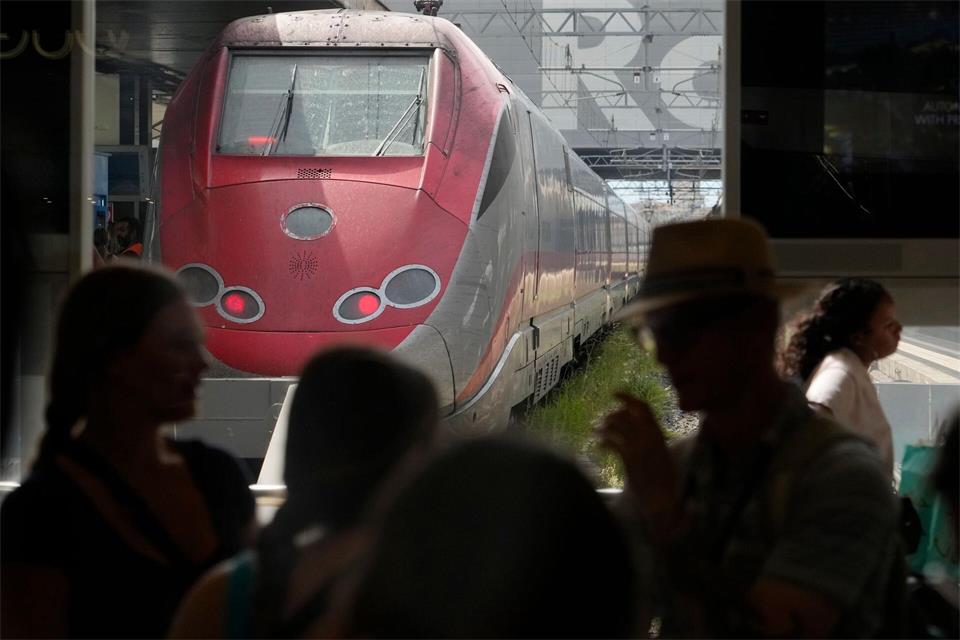 24 Stunden lang soll der Zugverkehr in Italien ruhen. (Archivbild)Gregorio Borgia/AP/dpa