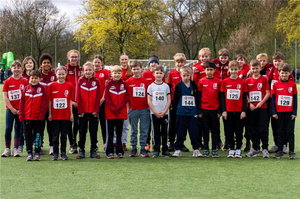 25 Aktive gingen bei den offenen Kreismeisterschaften im Crosslauf in Herten zum letzten Mal unter der Flagge des LC Borken an den Start. Und das höchst erfolgreich: 19 Athletinnen und Athleten erreichten Platzierungen in den Top Ten.
