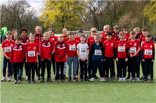 25 Aktive gingen bei den offenen Kreismeisterschaften im Crosslauf in Herten zum letzten Mal unter der Flagge des LC Borken an den Start. Und das höchst erfolgreich: 19 Athletinnen und Athleten erreichten Platzierungen in den Top Ten.