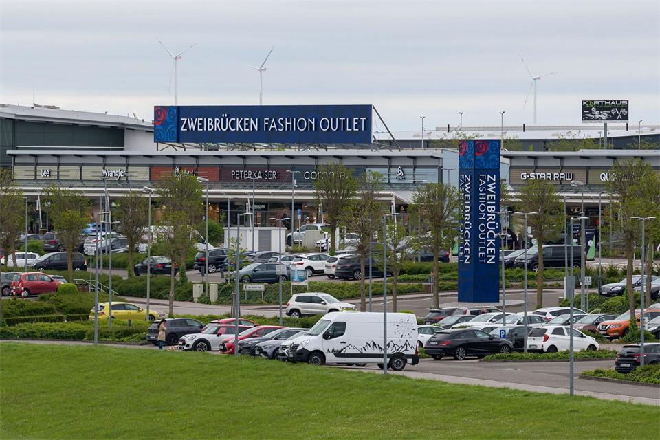 25 Jahre nach Eröffnung wird das Outlet in Zweibrücken erweitert. (Symbolbild)Oliver Dietze/dpa