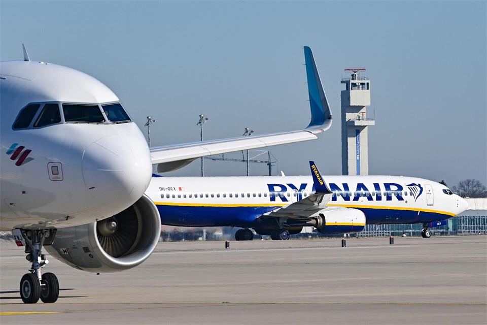 2,5 Millionen Sitzplätze im Jahr fallen durch den Ryanair-Rückzug am BER weg. (Archivbild)Patrick Pleul/dpa-Zentralbild/dpa