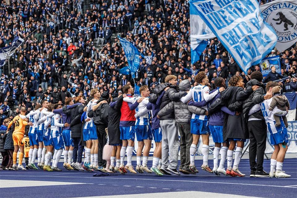 25 Punkte aus neun Spielen: Hertha steht souverän an der Spitze.Andreas Gora/dpa