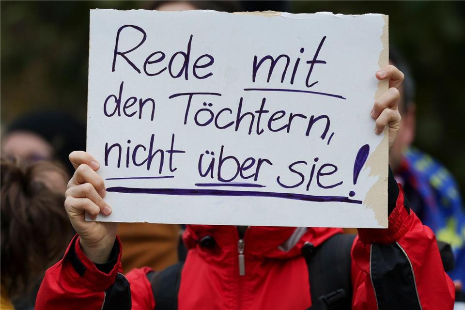 Merz kommentiert Frauen-Forderungen zunächst nicht  250 Demonstranten versammelten sich vor der Dresdner Staatskanzlei während des Besuchs des Kanzlers in der sächsischen Hauptstadt.Jan Woitas/dpa