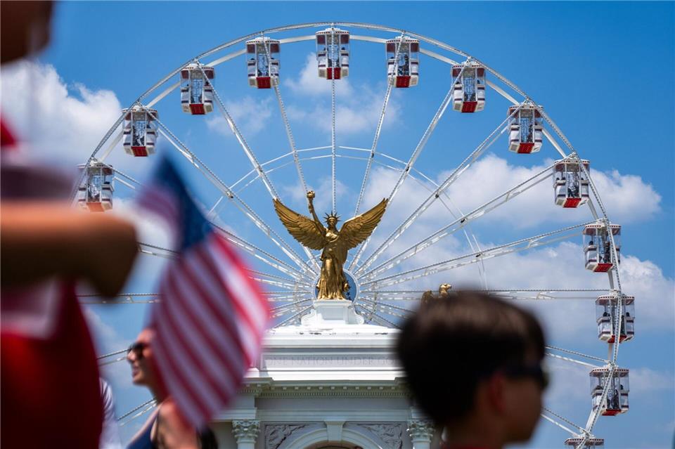 250 Jahre USA: Besucher schlendern in Washington auf der Great American State Fair auf der National Mall umher.Allison Robbert/AP/dpa
