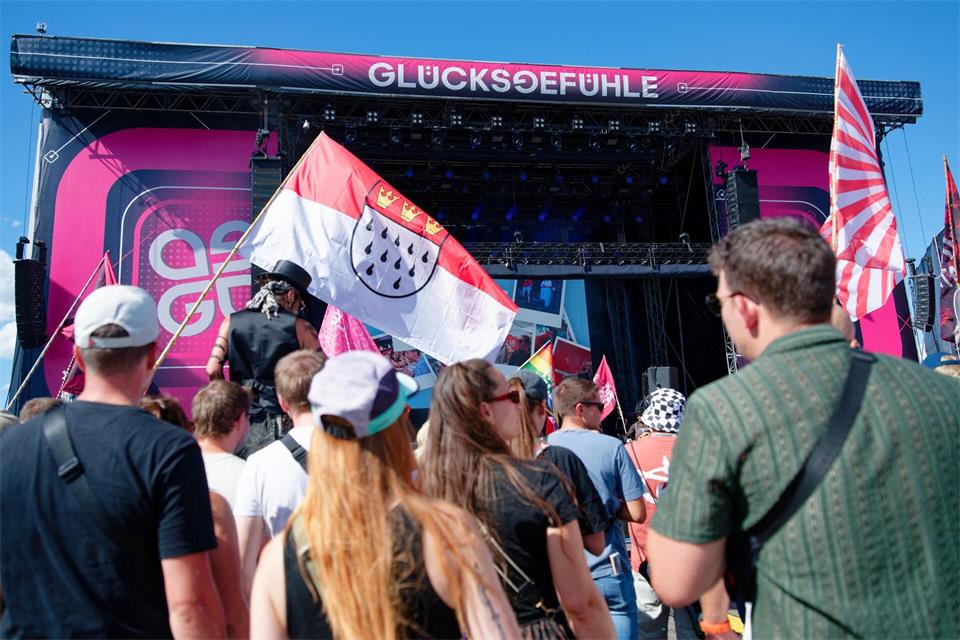 250.000 Musik-Fans zieht das Festival laut Veranstaltern an. Uwe Anspach/dpa