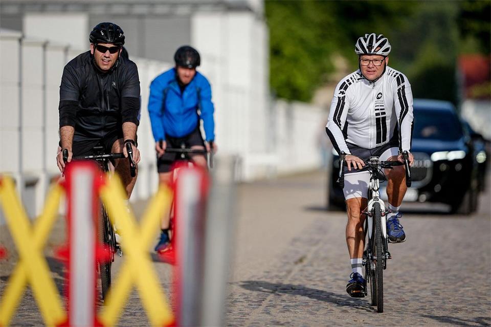 26 Kilometer in einer Stunde und 45 Minuten haben Schneider und Klingbeil am Morgen geschafft - auf den Rädern durchs Gelände.Kay Nietfeld/dpa