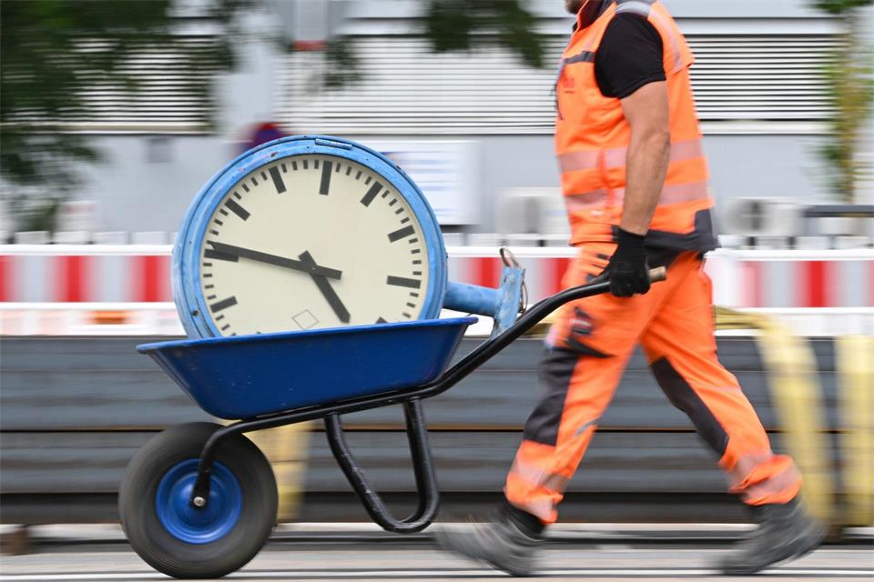 26,7 Millionen Arbeitsstunden weniger wurden in Sachsen-Anhalt geleistet als 2024. (Symbolbild)Arne Dedert/dpa