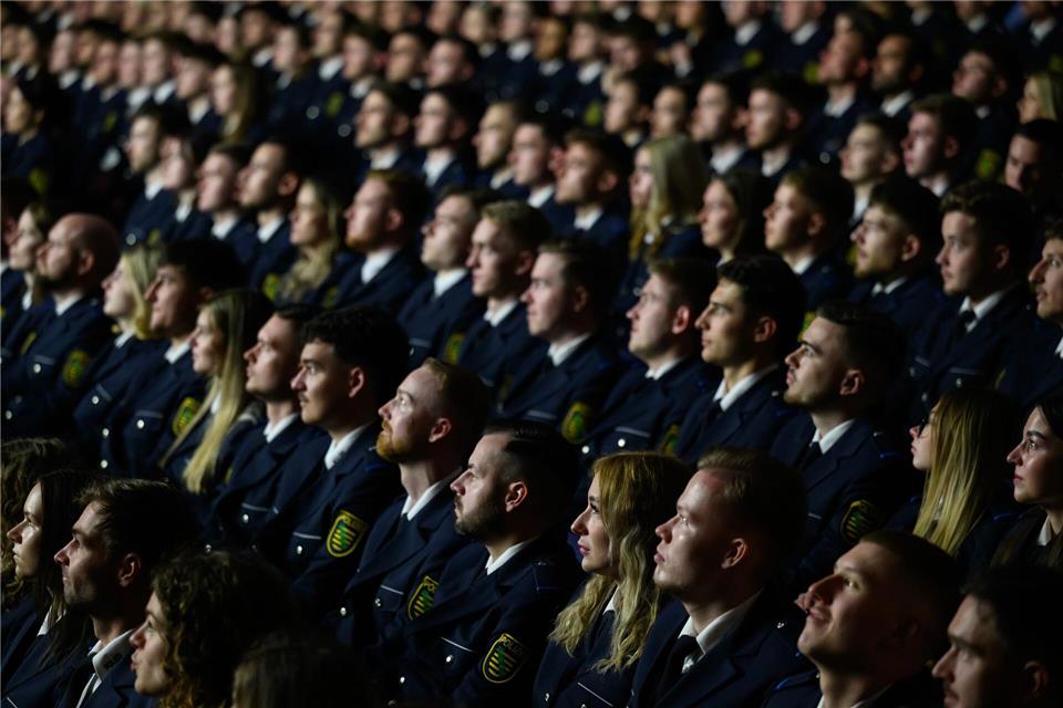 269 Auszubildende sind in Sachsen zu Polizeimeisterinnen und Polizeimeistern ernannt worden. Hendrik Schmidt/dpa