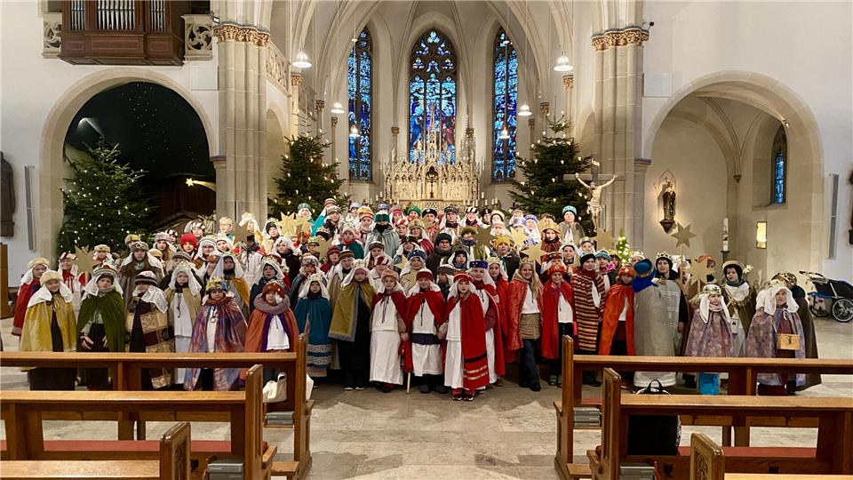 271 Sternsinger brachten in Velen, Ramsdorf und Hochmoor den Segen. Die Ramsdorfer Sternsinger trafen sich in der St. Walburga Kirche zum Aussendungstreffen.