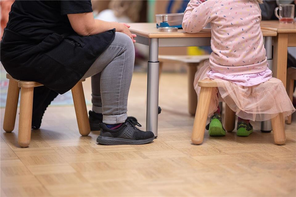2.713 Menschen wurden im vergangenen Jahr in Thüringen bei ihrer Fortbildung zum staatlich anerkannten Erzieher unterstützt – so viele wie in keinem anderen Ausbildungsgang. (Symbolbild)Swen Pförtner/dpa