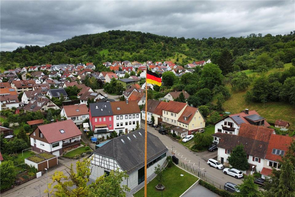 29 Meter ist der Fahnenmast hoch.--/Feuerwehr Miedelsbach/dpa