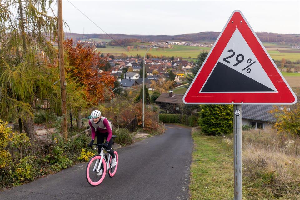 29 Prozent Steigung hat der Hasenpfad in Ranstadt-Dauernheim und gilt damit als eine der steilsten Straßen Hessens und sogar Deutschlands. Damit eignet sie sich sogar als Trainingsstrecke für Triathlon-Amateur Jan Künne. Christian Lademann/dpa