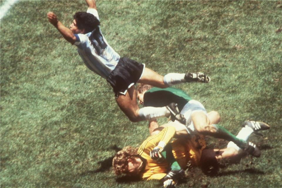 29.06.1986, Mexiko-Stadt: Diego Maradona, Argentiniens Mittelfeldstar und Torjäger, fliegt beim Finale der Fußballweltmeisterschaft im Azteken-Stadion über den deutschen Torhüter Harald Schumacher. (Archivbild)dpa