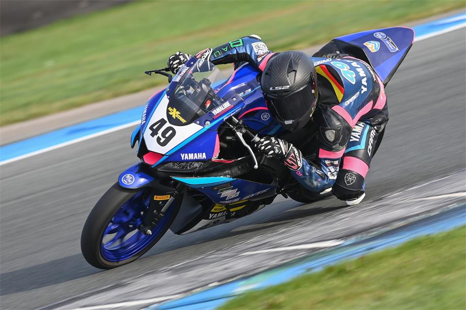 300 Kubikzentimeter, 200 Stundenkilometer schnell, 140 Kilogramm schwer: Jim Welsing liegt mit der Yamaha auf dem Asphalt.