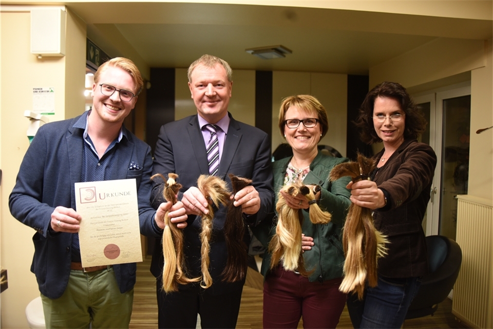 3000 Euro gehen als Spende an den Hospizverein Westmünsterland. Max Rieswick (l.) bewertete die abgeschnittenen Zöpfe, die Yvonne Honerbom (r.) und ihre Friseur-Kollegen sammelten. Birgitt Tempelmann (2.v.l.) und Helmut Essing vom Hospizverein freuen sich über die Spende.
