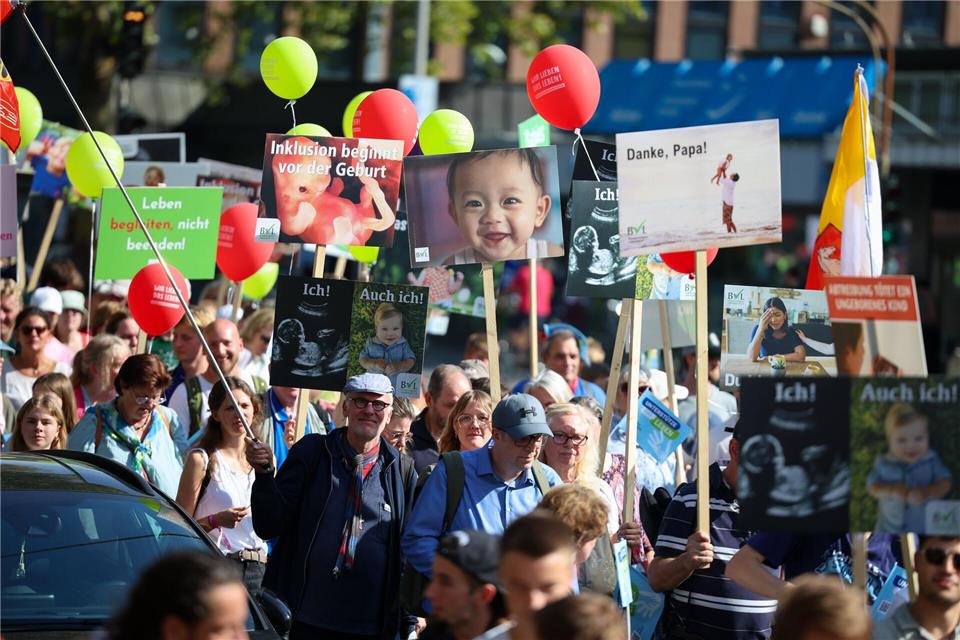 3000 Menschen beteiligten sich nach Veranstalterangaben in Köln am „Marsch für das Leben“.Christoph Reichwein/dpa