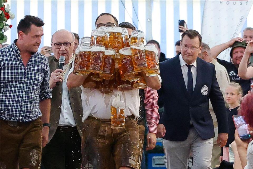 Bilder des Tages 31 Krüge gestemmt – doch am Ende ging der Weltrekordversuch zu Bruch.Daniel Löb/dpa