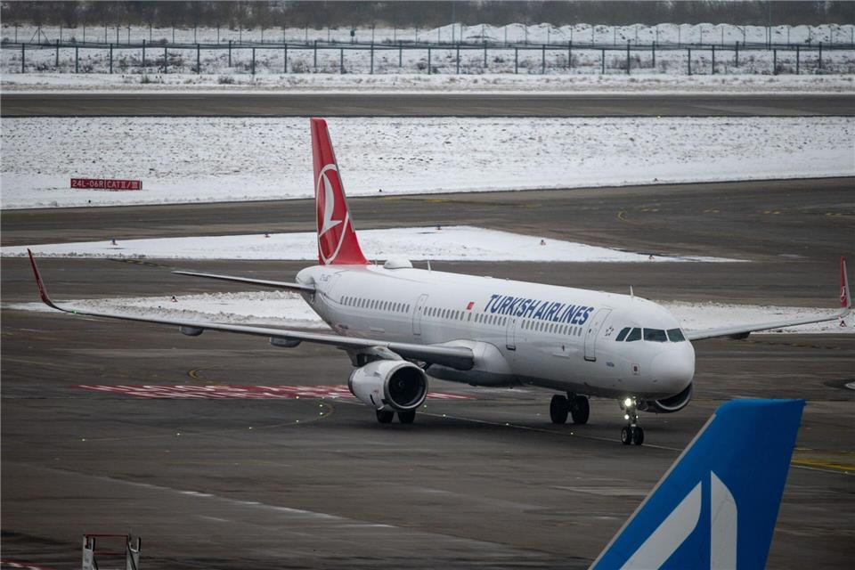 32 afghanische Staatsangehörige aus dem Bundesaufnahmeprogramm sind nach Angaben des Bundesinnenministeriums heute in Deutschland angekommen.Christophe Gateau/dpa