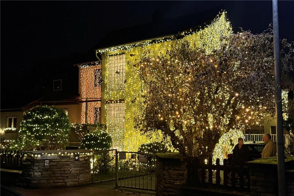 32.000 LEDs bringen das Haus der Familie Schneider in Erlensee zum Leuchten. Michael Bauer/DPA