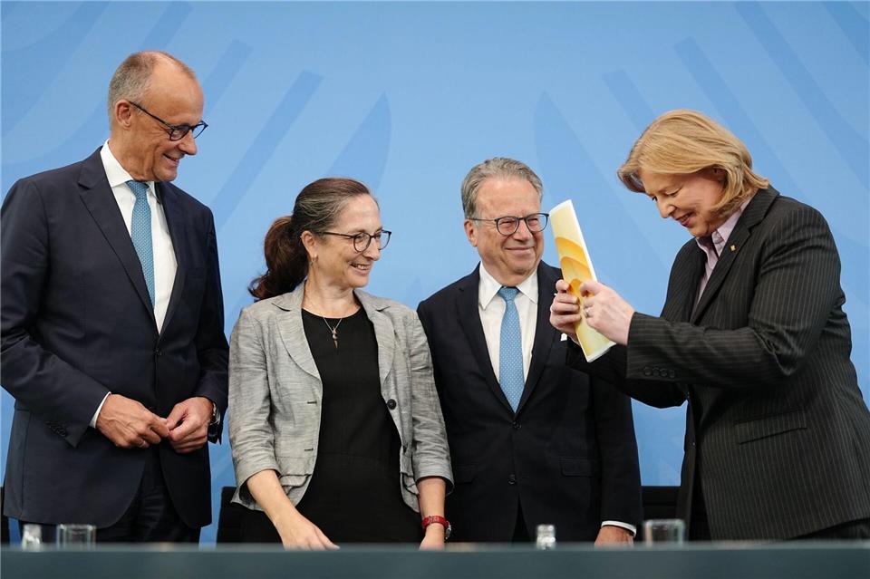 33 Vorschläge hat die Rentenkommission an die Bundesregierung übergeben.Kay Nietfeld/dpa