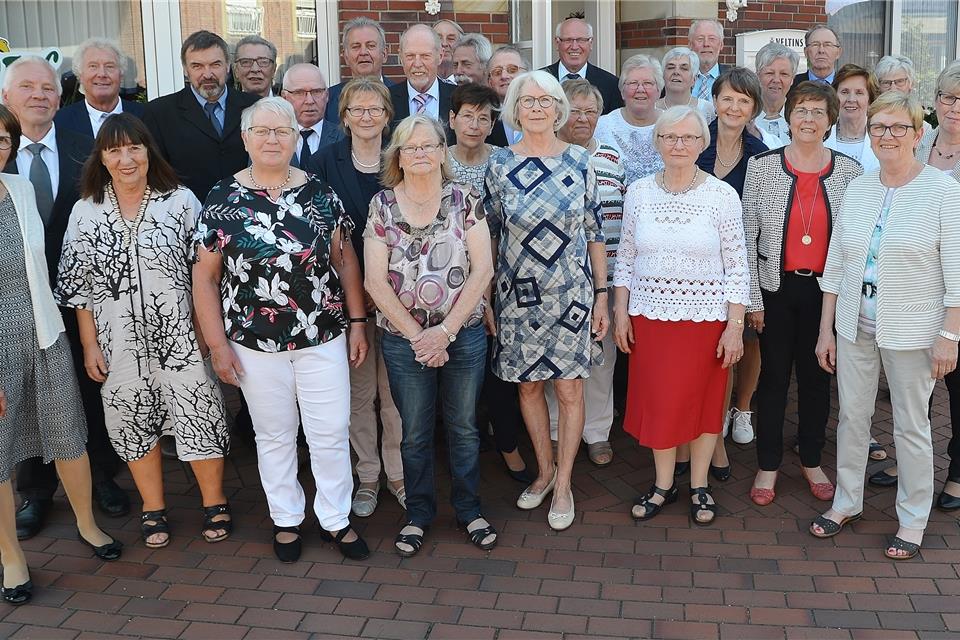34 Männer und Frauen feierten ihre diamantene Kommunion und tauschten Erinnerungen an diesen besonderen Tag vor 60 Jahren aus. 