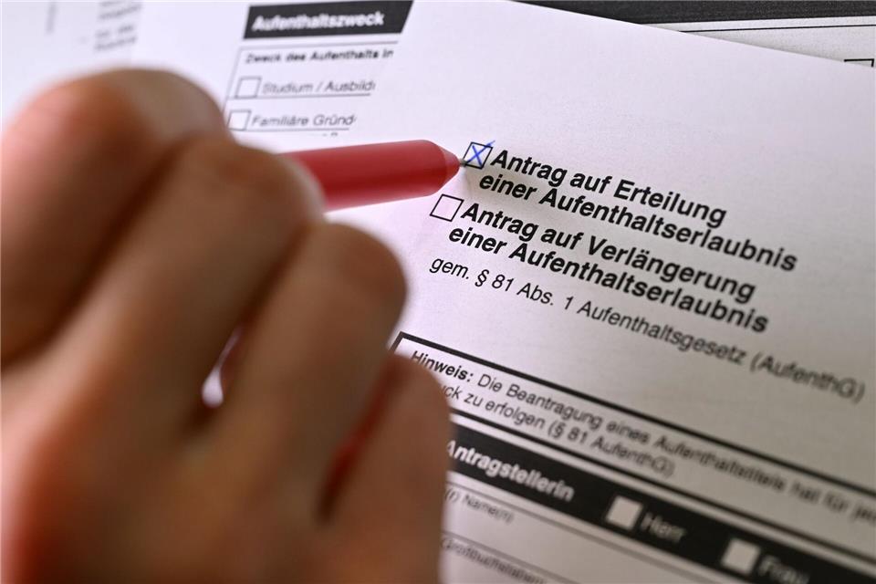 34 ausreisepflichtige Ausländern durften 2025 als Härtefälle bleiben. (Symbolbild)Martin Schutt/dpa