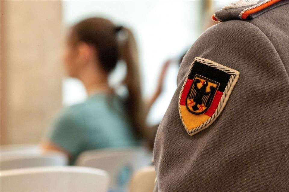 344 Auftritte der Bundeswehr gab es 2025 in hessischen Schulen. (Archivbild)Pia Bayer/dpa