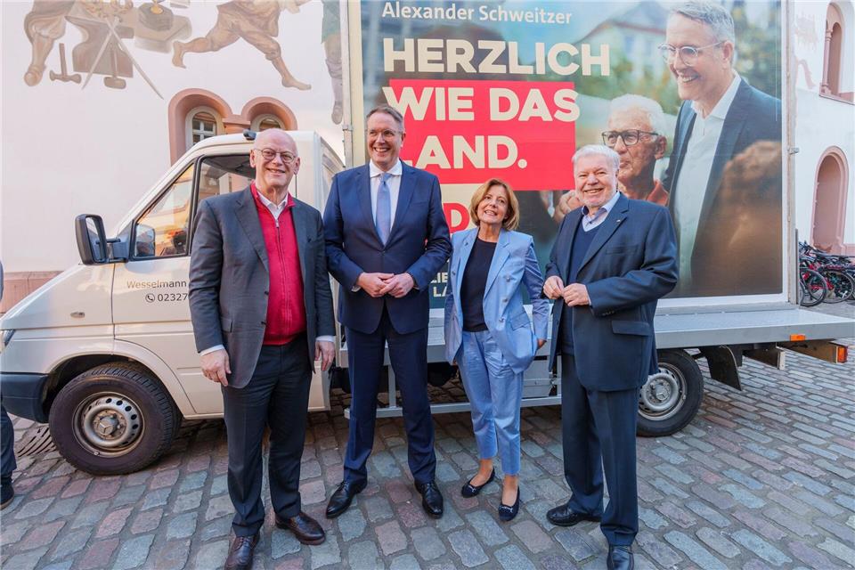 35 Jahre SPD-Regierungsverantwortung auf einmal: Scharping, Schweitzer, Dreyer und Beck in Landau. Andreas Arnold/dpa