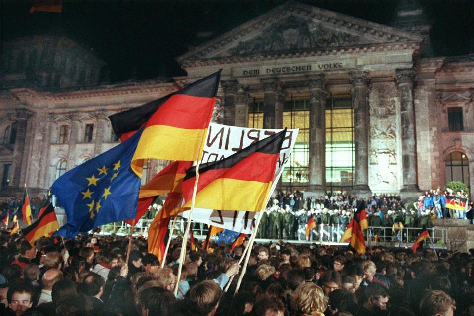 35 Jahre nach der Deutschen Einheit 1990 wirft das Statistische Bundesamt einen Blick auf die Menschen, die in dem Jahr geboren wurden. (Archivbild).Wolfgang Kumm/dpa