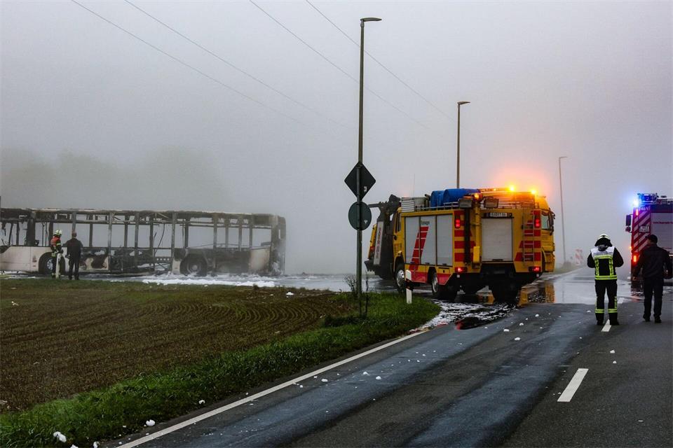 35 Schüler verließen den Bus rechtzeitigDaniel Löb/dpa
