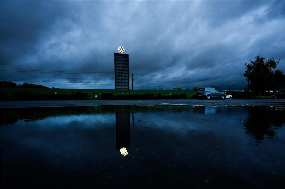 35.000 Stellen fallen allein bei der Kernmarke Volkswagen weg. (Archivbild)Julian Stratenschulte/dpa
