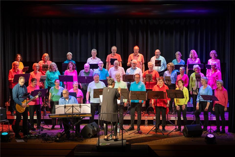 36 Männer und Frauen standen beim Konzert auf der Bühne.